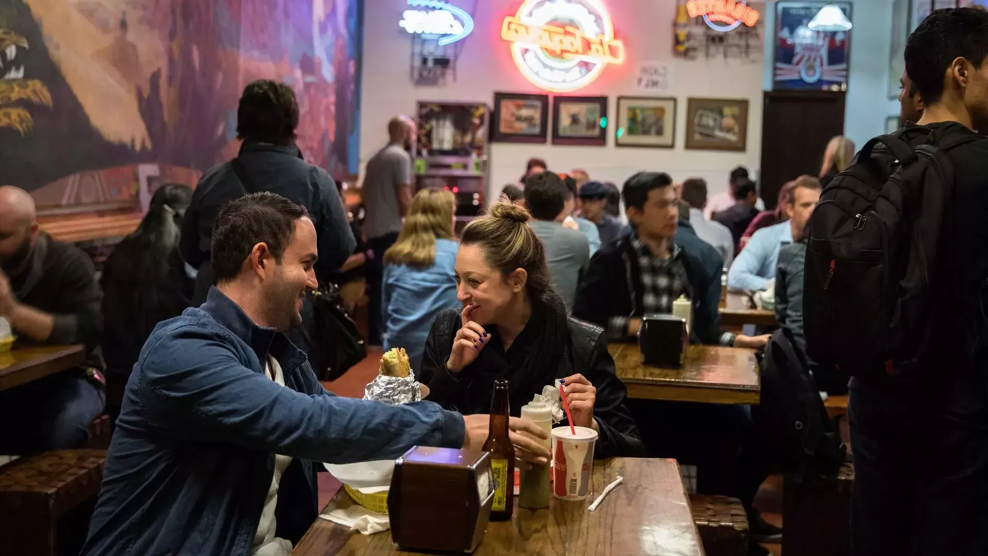 Les visiteurs dégustent une cuisine mexicaine authentique dans le quartier Mission de San Francisco.