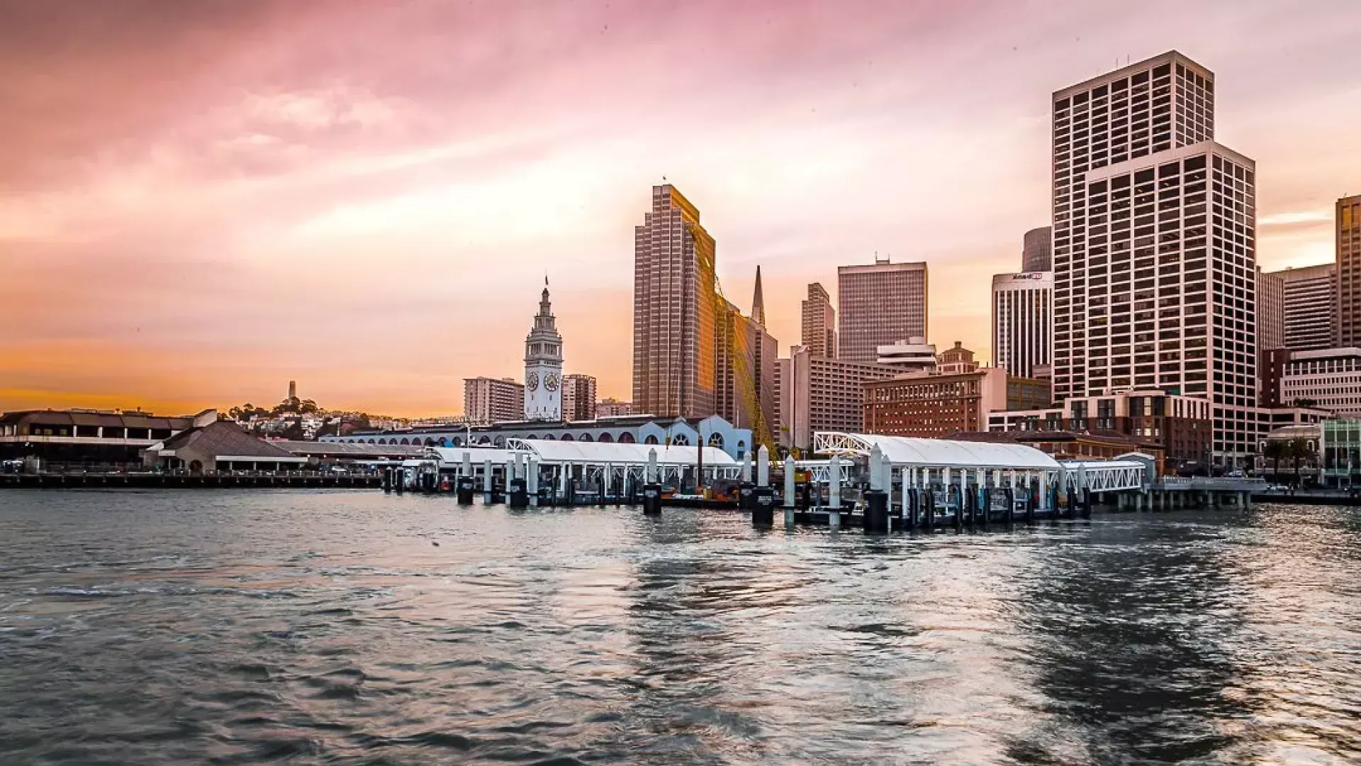 Il Ferry Building al tramonto dalla baia.