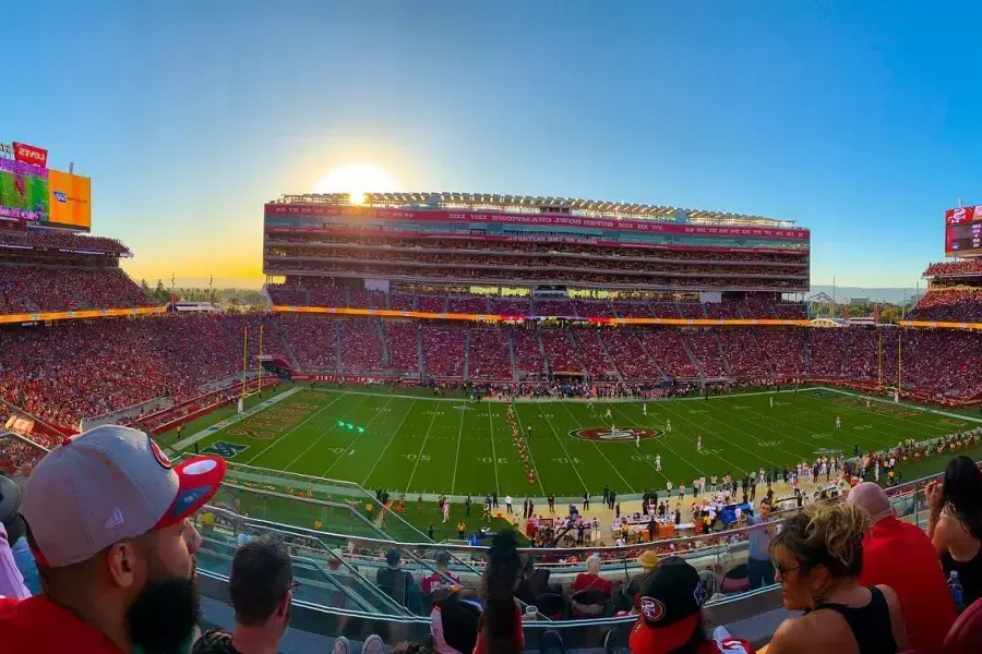 San Francisco 49ersの本拠地であるカリフォルニア州サンタクララのリーバイス スタジアムのフットボール競技場の眺め。