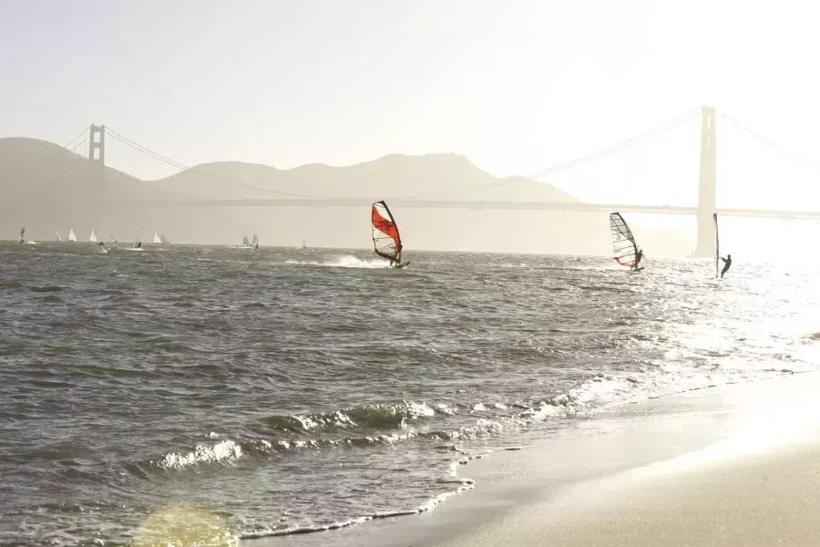 크리시 필드(Crissy Field) 바로 옆 샌프란시스코 만(San Francisco Bay)의 윈드서퍼들.