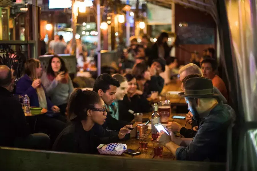 カリフォルニア州サンフランシスコ、 SoMaの混雑したダイニングエリアで食事をする人々。